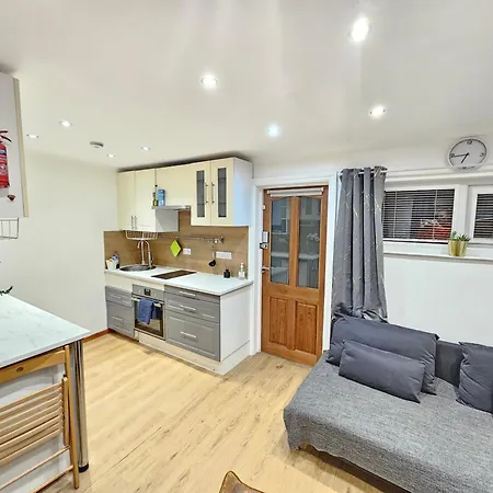 Studio Apartment, Tv, Wifi Kitchen Parking, Wembley Elizabeth Line